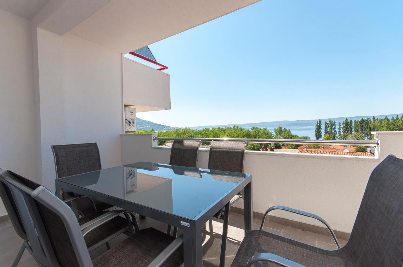 Apartman Mira- โอมิช ภายนอก รูปภาพ