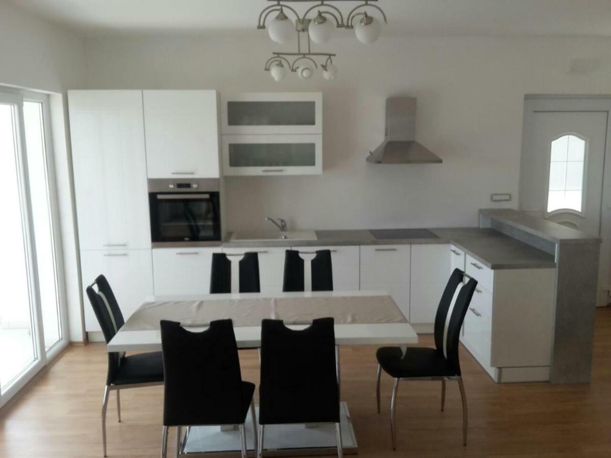 Apartman Mira- โอมิช ภายนอก รูปภาพ