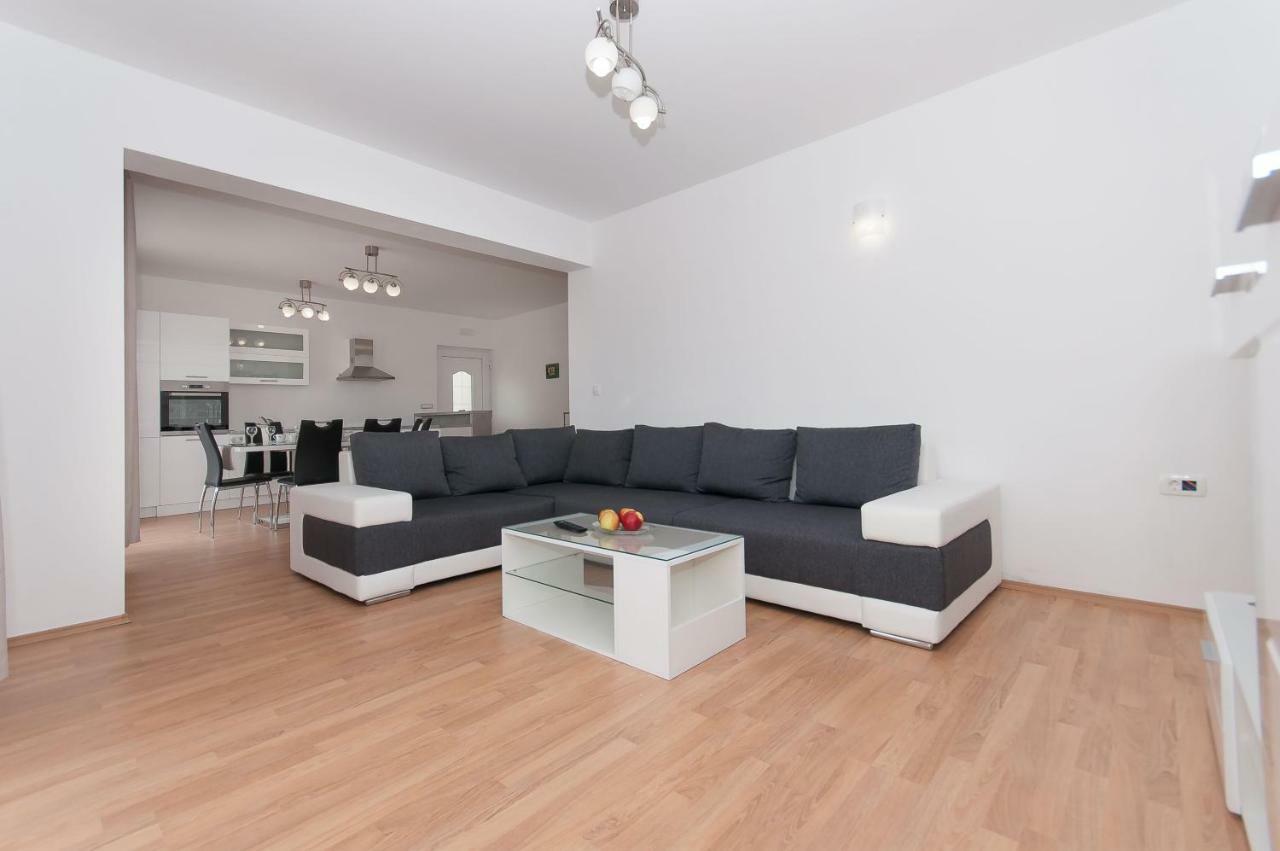 Apartman Mira- โอมิช ภายนอก รูปภาพ