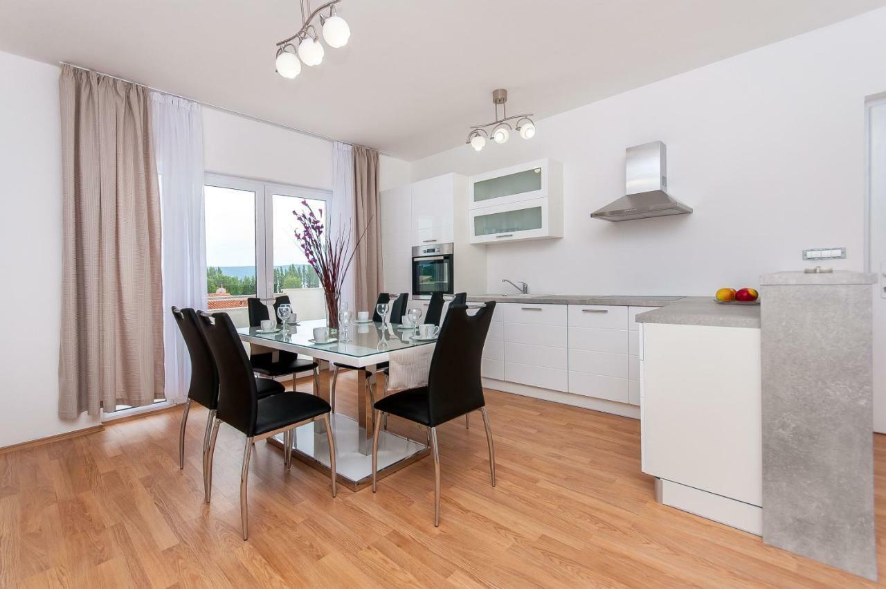 Apartman Mira- โอมิช ภายนอก รูปภาพ