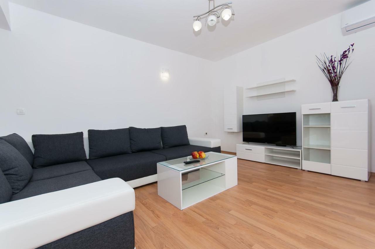 Apartman Mira- โอมิช ภายนอก รูปภาพ