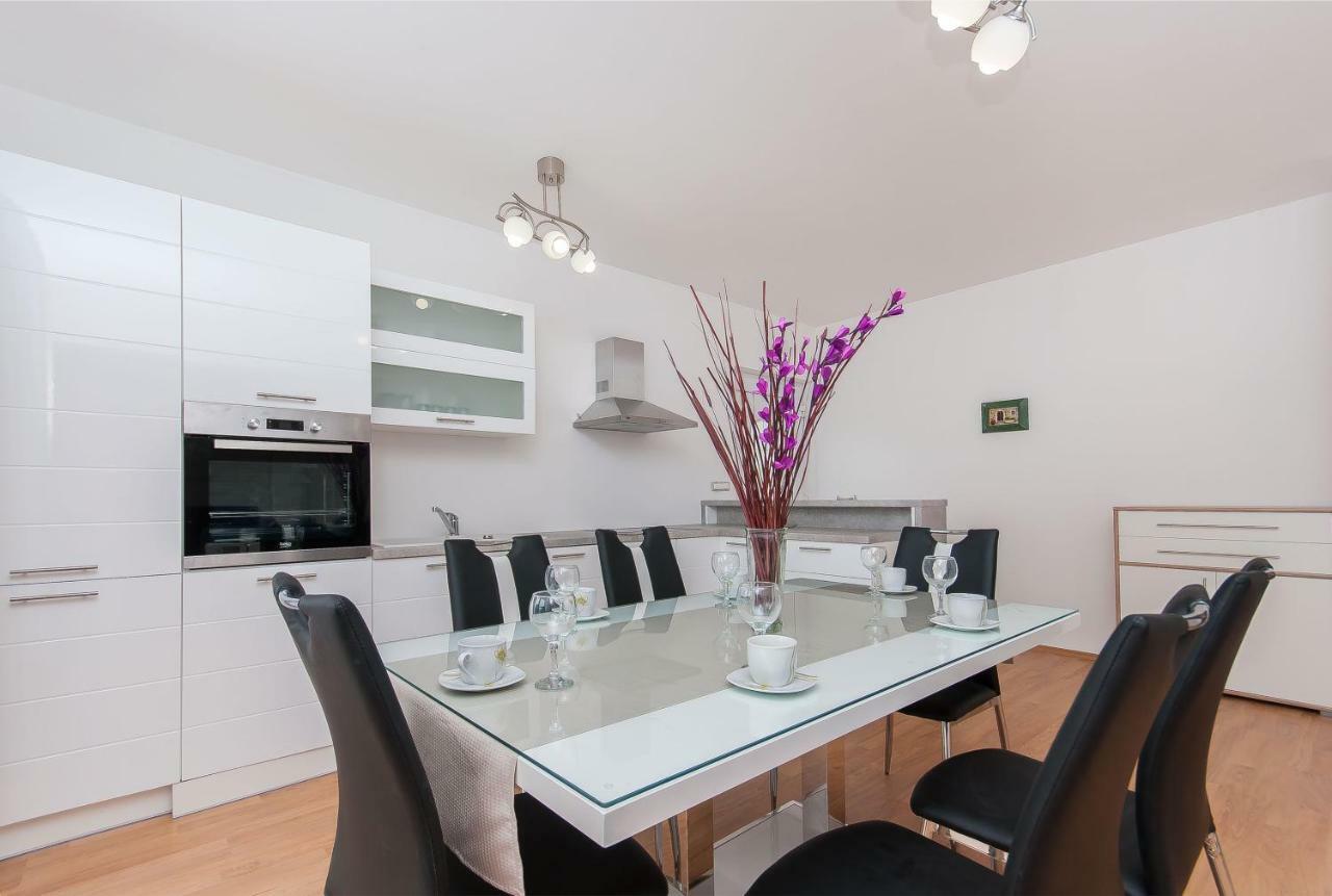 Apartman Mira- โอมิช ภายนอก รูปภาพ