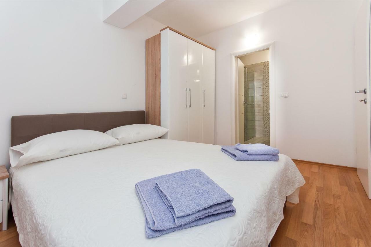 Apartman Mira- โอมิช ภายนอก รูปภาพ
