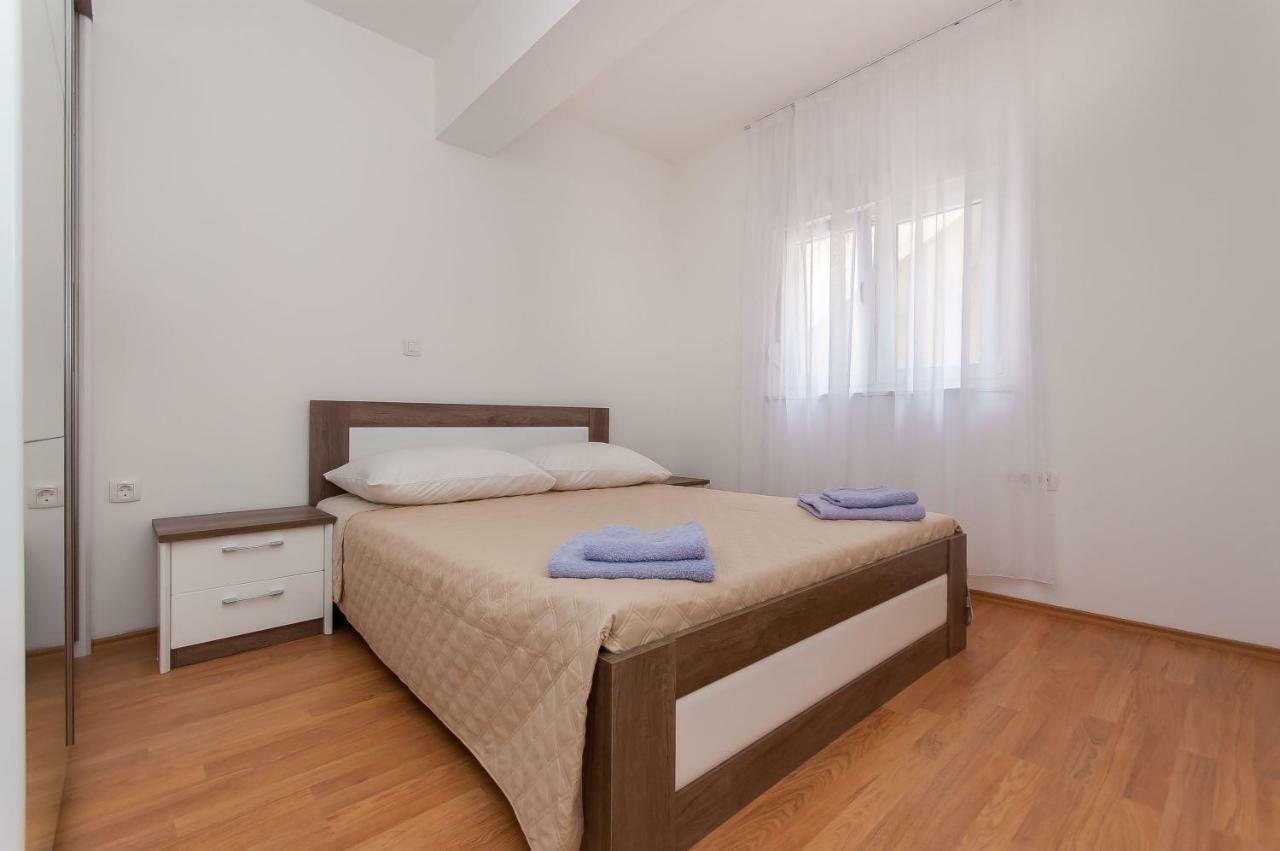 Apartman Mira- โอมิช ภายนอก รูปภาพ