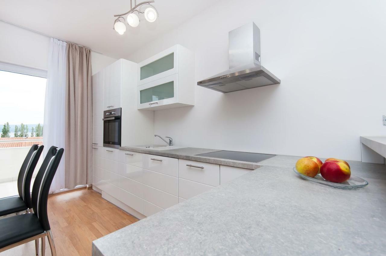 Apartman Mira- โอมิช ภายนอก รูปภาพ