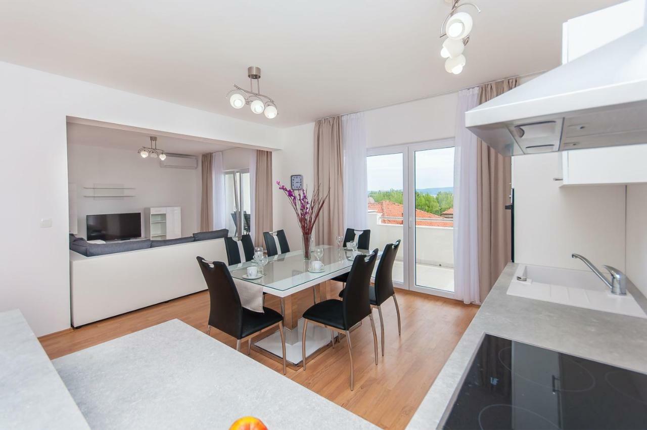 Apartman Mira- โอมิช ภายนอก รูปภาพ