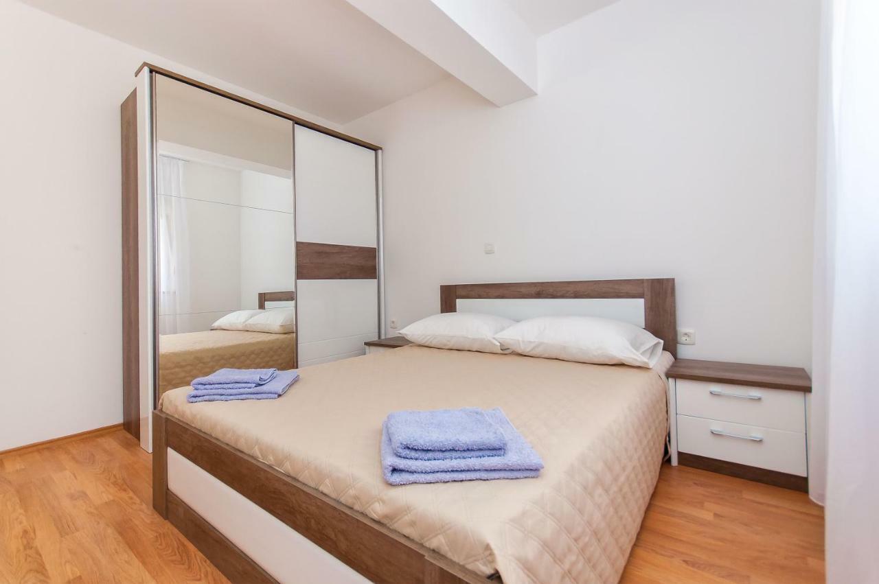 Apartman Mira- โอมิช ภายนอก รูปภาพ